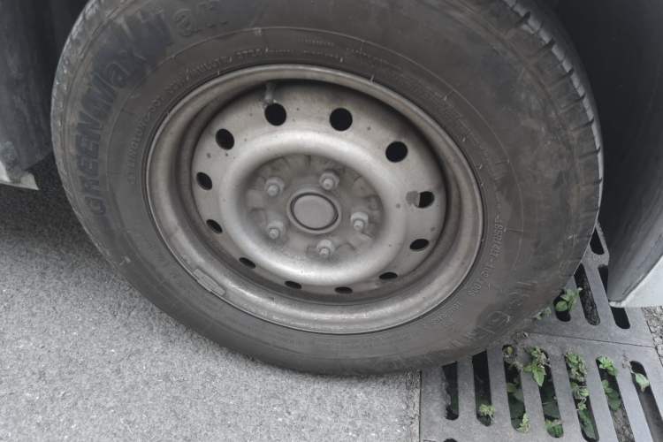 Used Dongfeng V5  Right Front Wheel Hub
