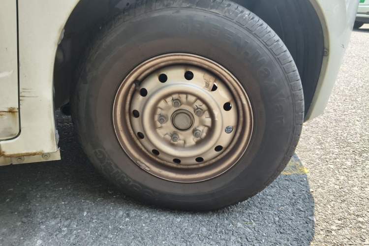 Used Dongfeng V5 2025 Model 310km Standard Version Right Front Wheel Hub