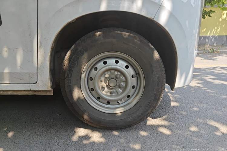 Used Dongfeng V5 2025 Model, 310 km Smart Leap Edition—Ningde 41.86 kWh Right Front Wheel Hub