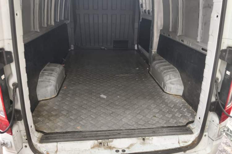 Used Dongfeng V5 2025 Model 310km Standard Version Trunk
