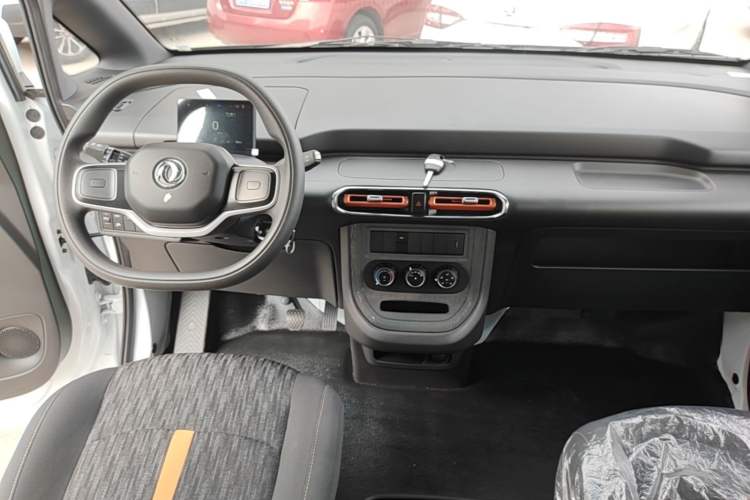 Used Dongfeng V7 2025 Model, 332 km Open-Window Edition Audio And AC Panel
