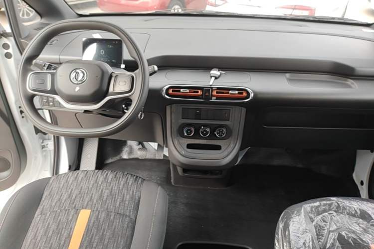 Used Dongfeng V7 2025 Model, 332 km Open-Window Edition Center Console