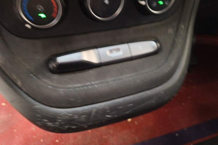 Used Dongfeng V7 2025 Model, 338 km Smart Leap Edition—Ningde 53.58 kWh Gear Lever