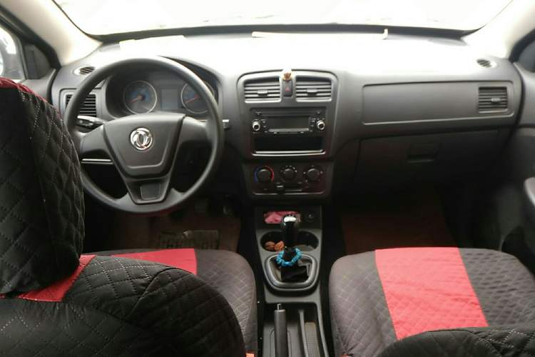 Used Dongfeng Xiaokang 330 2016 1.5L Manual Enjoyment Model DK15 Center Console