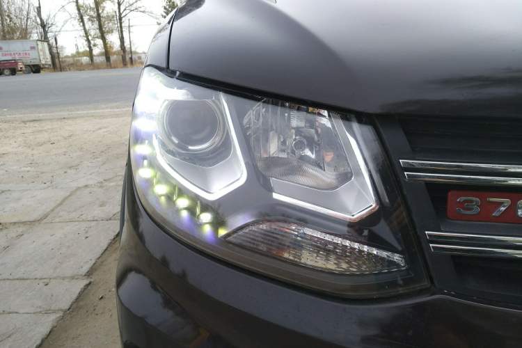Used Dongfeng Xiaokang 370 2016 1.5L Manual Elite Home Edition 7-Seater Right Front Headlight