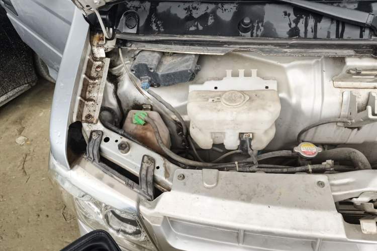 Used Dongfeng Xiaokang C32 2015 1.5L Standard Version DK15-07 Engine Bay Right