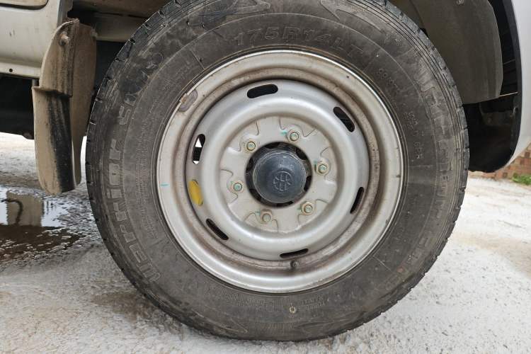Used Dongfeng Xiaokang C32  Right Front Wheel Hub