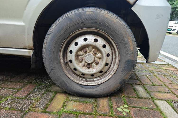 Used Dongfeng Xiaokang C35 2013 1.4L Base Van DK13-06 Right Front Wheel Hub