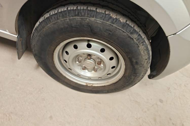 Used Dongfeng Xiaokang C35 2013 1.4L Base Van DK13-06 Right Front Wheel Hub