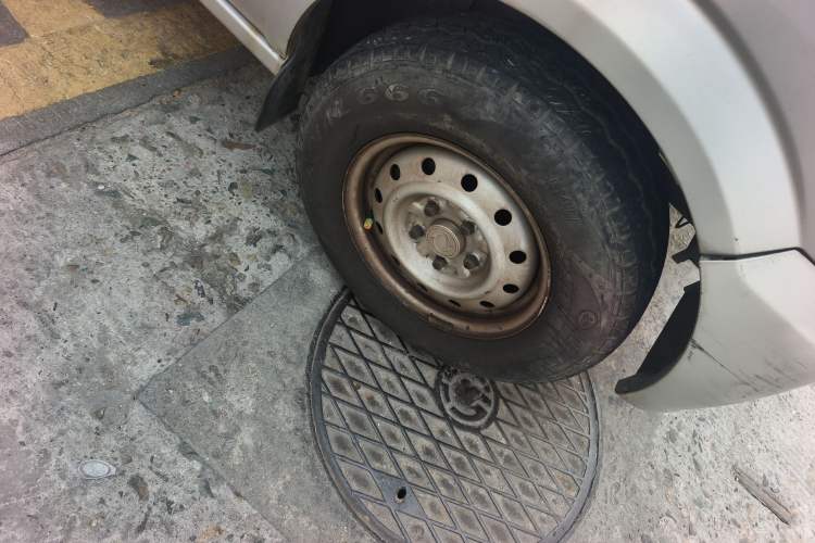 Used Dongfeng Xiaokang C35 2013 1.4L Base Van DK13-06 Right Front Wheel Hub