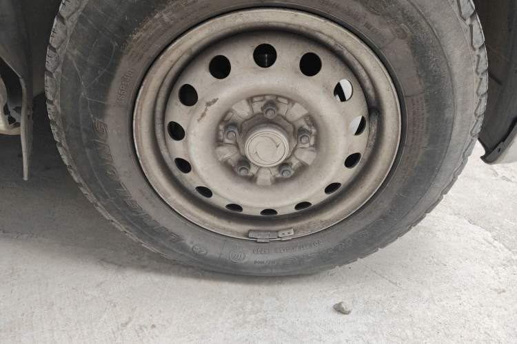 Used Dongfeng Xiaokang C35 2013 1.4L Base Van DK13-06 Right Front Wheel Hub