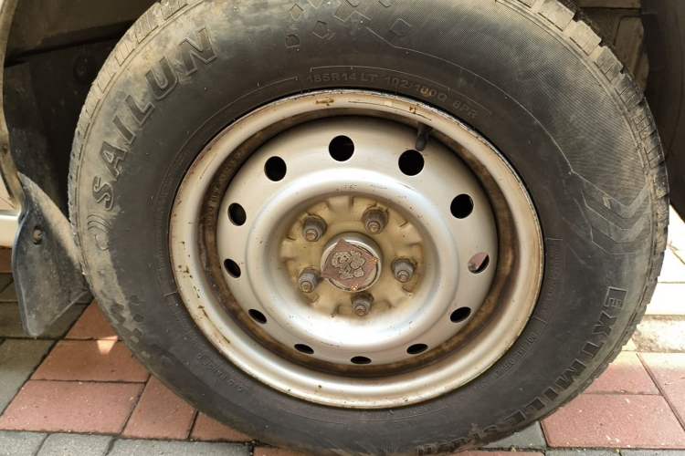 Used Dongfeng Xiaokang C35  Right Front Wheel Hub