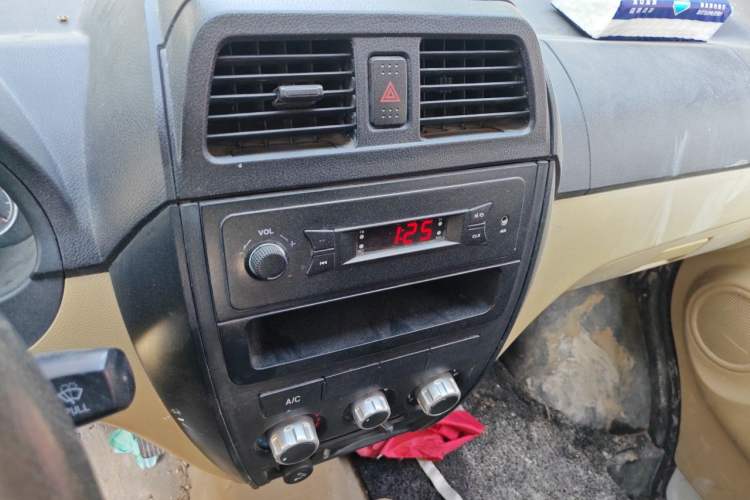 Used Dongfeng Xiaokang C35 2019 1.5L Base Version II Sedan China VI Emission Standard DK15 Audio And AC Panel