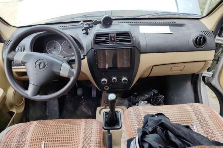 Used Dongfeng Xiaokang C35 2019 1.5L Base Version II Sedan China VI Emission Standard DK15 Center Console