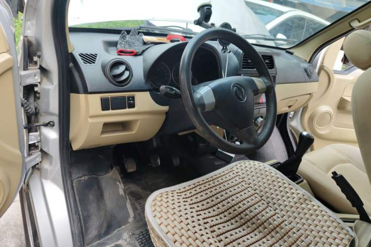 Used Dongfeng Xiaokang C35 2019 1.5L Base Version II Sedan China VI Emission Standard DK15 Center Console