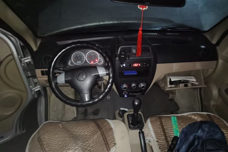 Used Dongfeng Xiaokang C35 2019 1.5L Base Version II Sedan China VI Emission Standard DK15 Center Console