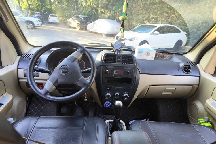 Used Dongfeng Xiaokang C35 2019 1.5L Base Version II Sedan China VI Emission Standard DK15 Center Console