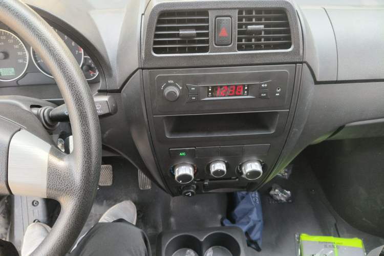 Used Dongfeng Xiaokang C35 2025 Model, 1.5L Comfort Version Audio And AC Panel