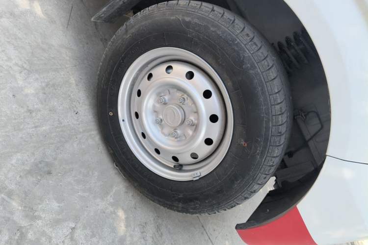 Used Dongfeng Xiaokang C35 2025 Model, 1.5L Comfort Version Right Front Wheel Hub