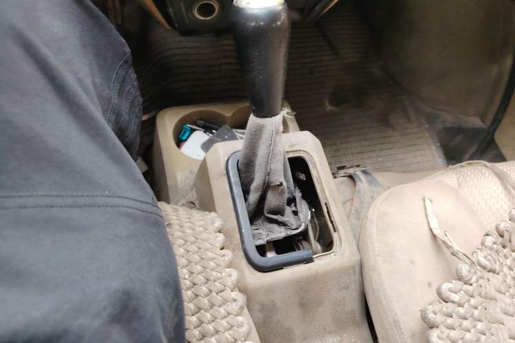 Used Dongfeng Xiaokang C36 2015 1.5L Base Version DK15-06 Gear Lever