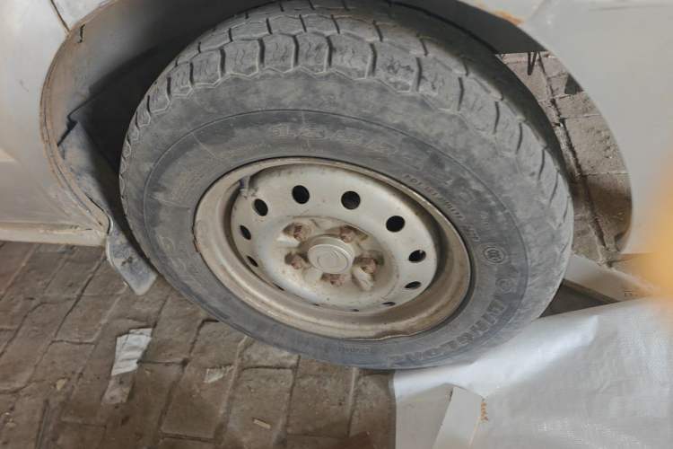 Used Dongfeng Xiaokang C36  Right Front Wheel Hub