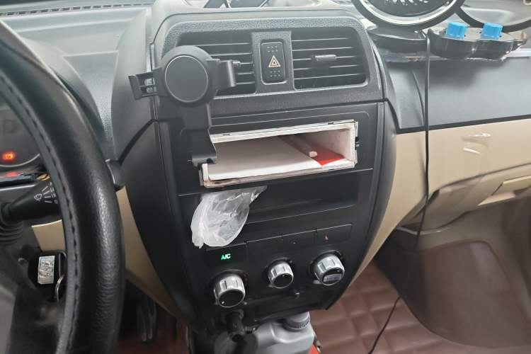 Used Dongfeng Xiaokang C37 2012 1.4L Entrepreneur II Type DK13-06 Audio And AC Panel