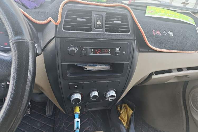 Used Dongfeng Xiaokang C37 2012 1.4L Standard Edition DK13-06 Audio And AC Panel