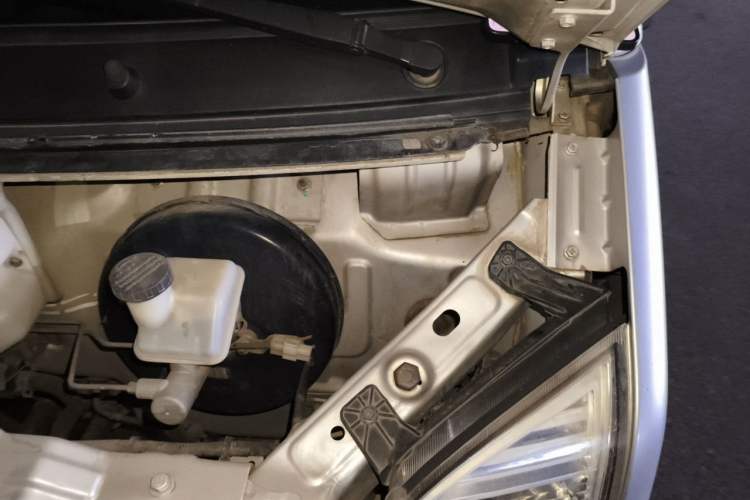 Used Dongfeng Xiaokang C37 2012 1.4L Comfort Version DK13-06 Engine Bay Left