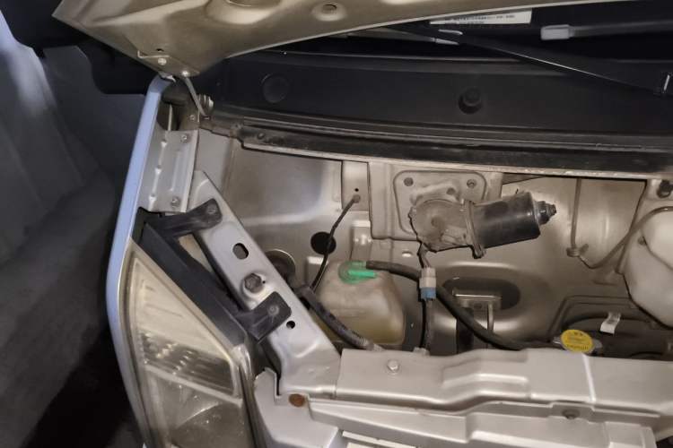 Used Dongfeng Xiaokang C37 2012 1.4L Comfort Version DK13-06 Engine Bay Right