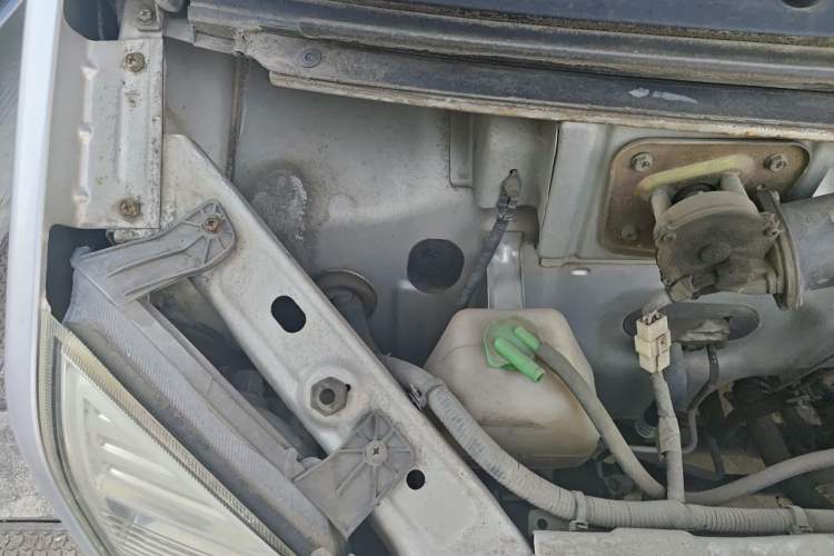 Used Dongfeng Xiaokang C37 2012 1.4L Standard Edition DK13-06 Engine Bay Right