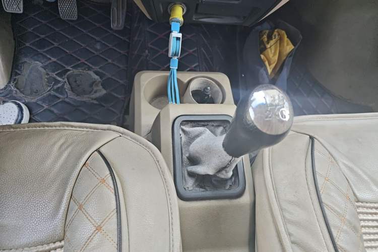 Used Dongfeng Xiaokang C37 2012 1.4L Standard Edition DK13-06 Gear Lever