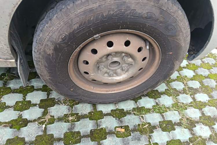 Used Dongfeng Xiaokang C37  Right Front Wheel Hub