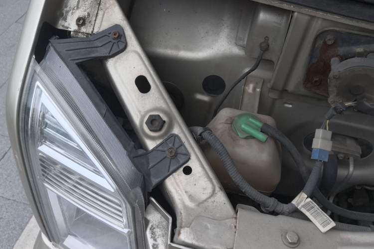 Used Dongfeng Xiaokang C37 2012 1.4L Comfort Version DK13-06 Engine Bay Right