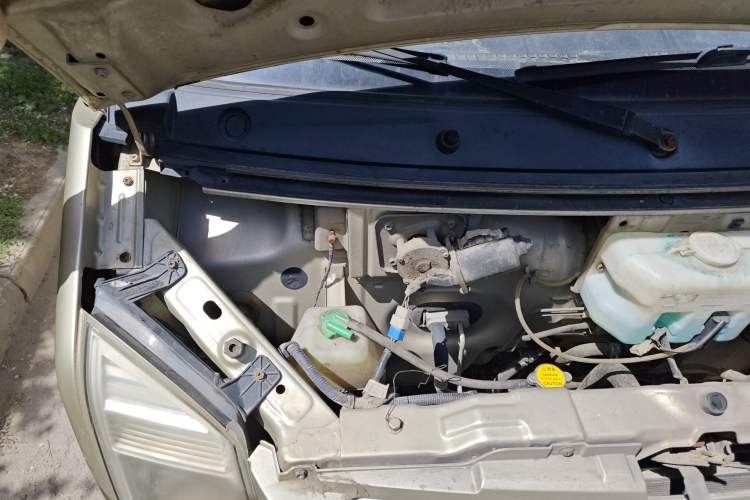 Used Dongfeng Xiaokang C37 2012 1.4L Standard Edition DK13-06 Engine Bay Right