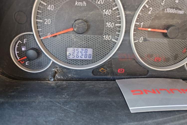 Used Dongfeng Xiaokang C37 2012 1.4L Standard Edition DK13-06 Odometer Close Up