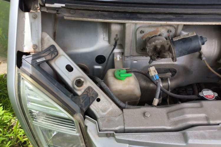Used Dongfeng Xiaokang C37 2015 1.5L Standard II DK15-06 Engine Bay Right