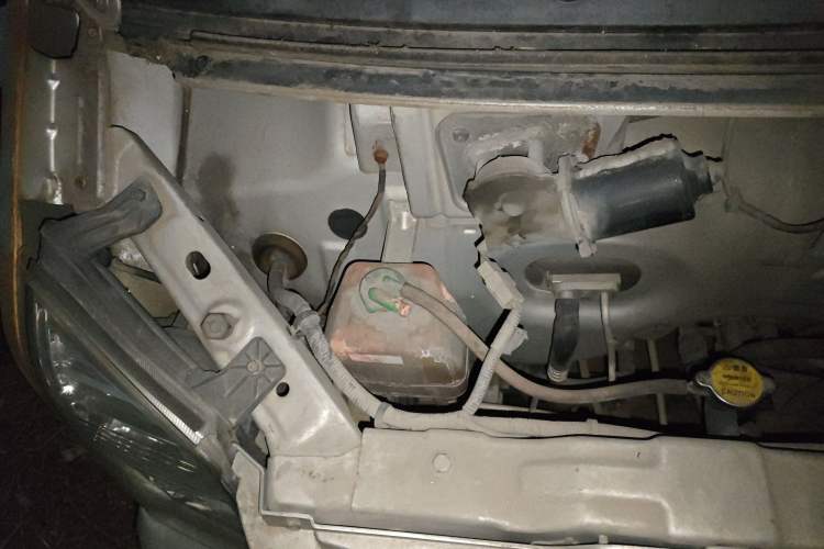 Used Dongfeng Xiaokang C37 2015 1.5L Standard II DK15-06 Engine Bay Right