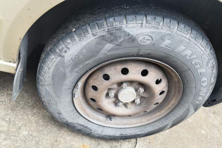 Used Dongfeng Xiaokang C37 2015 1.5L Standard II DK15-06 Right Front Wheel Hub