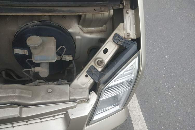 Used Dongfeng Xiaokang C37 2016 1.5L Standard II DK15-06 Engine Bay Left