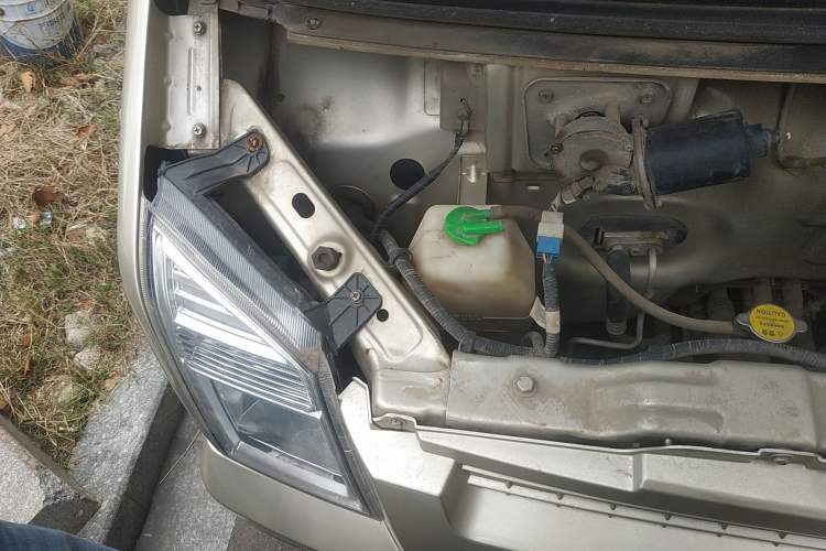 Used Dongfeng Xiaokang C37 2016 1.5L Standard II DK15-06 Engine Bay Right