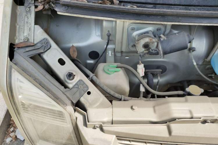 Used Dongfeng Xiaokang C37 2016 1.5L Standard II DK15-06 Engine Bay Right