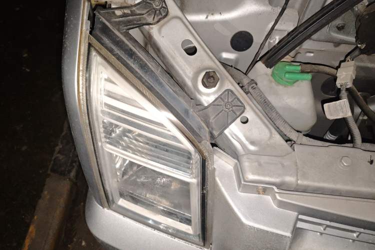 Used Dongfeng Xiaokang C37 2016 1.5L Standard II DK15-06 Engine Bay Right