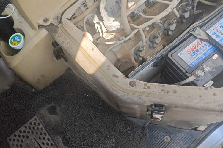 Used Dongfeng Xiaokang C37 2016 1.5L Standard II DK15-06 Engine Bay Right
