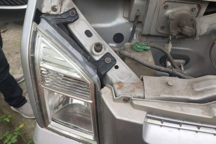 Used Dongfeng Xiaokang C37 2016 1.5L Standard II DK15-06 Engine Bay Right
