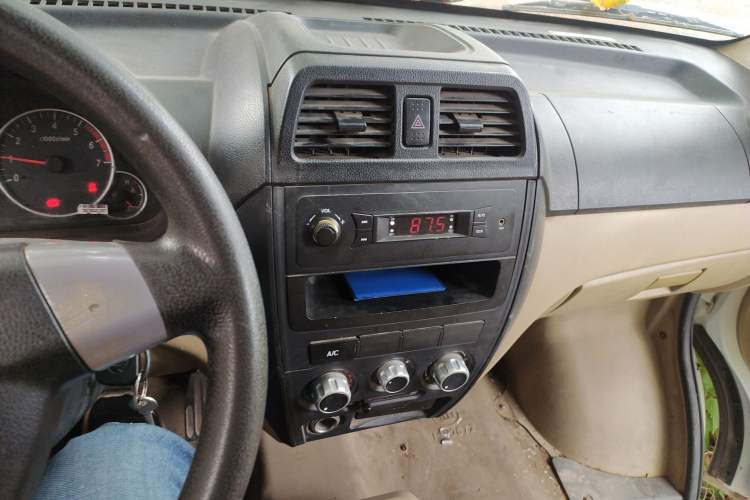 Used Dongfeng Xiaokang C37 2016 1.5L Standard II DK15-06 Audio And AC Panel