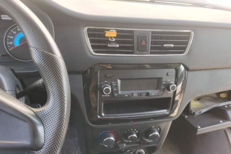 Used Dongfeng Xiaokang D51 2019 1.5L Base Version with Rear Dual Wheels China V Emission Standard DK15 Audio And AC Panel