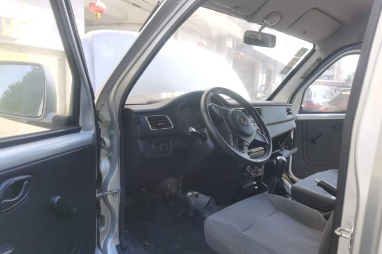 Used Dongfeng Xiaokang D51 2019 1.5L Base Version with Rear Dual Wheels China V Emission Standard DK15 Driver Seat