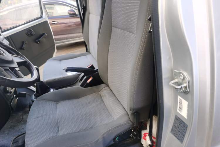 Used Dongfeng Xiaokang D51 2019 1.5L Base Version with Rear Dual Wheels China V Emission Standard DK15 Left Rear Seat