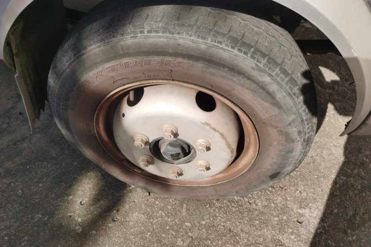 Used Dongfeng Xiaokang D51 2019 1.5L Base Version with Rear Dual Wheels China V Emission Standard DK15 Right Front Wheel Hub