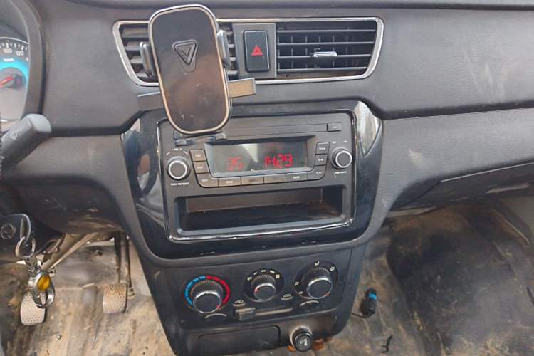 Used Dongfeng Xiaokang D52 2019 1.5L Revised Base Version with Dual Rear Wheels National Emission Standard VI DK15 Audio And AC Panel